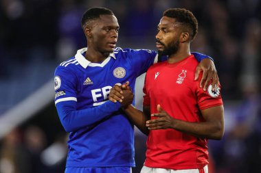 Leicester City 'den Patson Daka # 20 ve Nottingham Ormanı' ndan Emmanuel Dennis # 25 Premier League maçının sonunda Leicester City - Nottingham Forest maçında el sıkışıyor King Power Stadyumu, Leicester, İngiltere, 3 Ekim 202