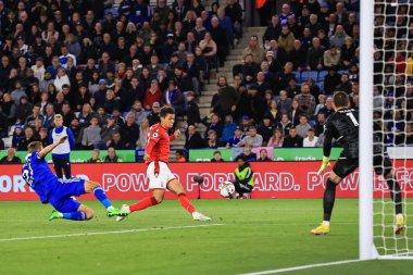Nottingham Ormanı 'ndan Brennan Johnson # 20 Premier League maçı sırasında King Power Stadyumu' nda Leicester City - Nottingham Forest maçında kalede şut çekti, 3 Ekim 202