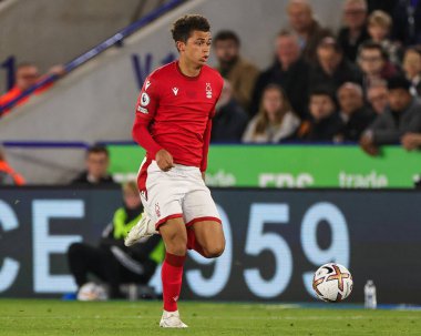 Nottingham Ormanı 'ndan Brennan Johnson # 20 Premier League maçı sırasında King Power Stadyumu' nda Leicester City - Nottingham Forest maçında topa vuruyor.