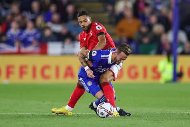 Leicester City 'den James Maddison 3 Ekim 202' de King Power Stadyumu 'nda oynanan Premier League maçı sırasında Nottingham Ormanı' ndan Renan Lodi # 32 'ye karşı faul yaptı.