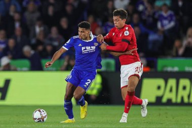 Leicester City 'den James Justin # 2 ve Brennan Johnson # 20 of Nottingham Forest Premier League maçında Leicester City - Nottingham Forest maçı sırasında King Power Stadyumu, Leicester, İngiltere, 3 Ekim 202