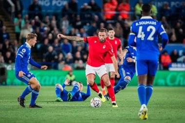 Nottingham Ormanı 'ndan Steve Cook 3 numaralı top Premier Lig maçında Leicester City, Nottingham Ormanı' na karşı King Power Stadyumu, Leicester, İngiltere 'de 3 Ekim 202' de oynanan maçta defanstan çekildi.