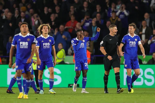 Patson Daka Leicester City Świętuje Swój Cel Dmuchając Całusa Tłum — Zdjęcie stockowe