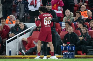 Liverpool teknik direktörü Jurgen Klopp, Liverpool Şampiyonlar Ligi maçı sırasında Liverpool 'dan Trent Alexander-Arnold' a sarıldı.