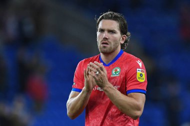 Blackburn Rovers 'dan Sam Gallagher, Cardiff City Stadyumu' nda oynanan Cardiff City - Blackburn Rovers maçında gezgin taraftarları alkışlıyor.