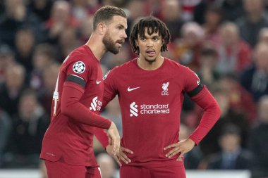 Liverpool 'dan Trent Alexander-Arnold # 66 Liverpool' dan Jordan Henderson # 14 UEFA Şampiyonlar Ligi karşılaşmasında Liverpool Rangers 'a karşı Anfield, Liverpool, İngiltere' de 4 Ekim 202