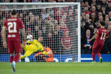 Liverpool 'dan Mohamed Salah # 11 penaltıyı alıyor ve UEFA Şampiyonlar Ligi karşılaşmasında 2-0 öne geçiyor Liverpool - Rangers Anfield, Liverpool, İngiltere, 4 Ekim 202