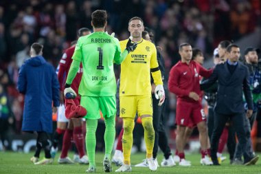 Liverpool 'dan Alisson Becker # 1 ve Rangers' dan Allan McGregor # 1 UEFA Şampiyonlar Ligi karşılaşması sonrasında Anfield, Liverpool, Birleşik Krallık 'ta Liverpool - Rangers maçı, 4 Ekim 202