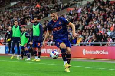 Blackpool 'dan Jerry Yates 4 Ekim 202' de Sunderland-Blackpool Stadyumu 'nda oynanan Gökyüzü İddia Şampiyonası maçında topu aldı.