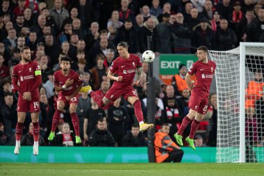 Liverpool 'dan 27 numaralı Darwin Nez, 4 Ekim 2022' de Anfield, Liverpool, İngiltere 'de oynanan UEFA Şampiyonlar Ligi karşılaşmasında duvara tırmanıp serbest atışı engelledi.
