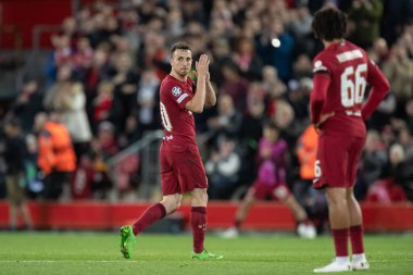 Liverpool 'dan 20 numaralı Diogo Jota, UEFA Şampiyonlar Ligi maçında Anfield, Liverpool, İngiltere' de 4 Ekim 202 'de Rangers' a karşı oynadığı maçta taraftarlarını alkışlıyor ve alkışlıyor.