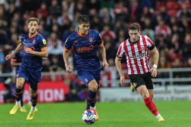 Blackpool 'dan Kenny Dougall # 12, 4 Ekim 202' de İngiltere 'nin Sunderland şehrinde oynanan Sunderland-Blackpool maçında topu aldı.