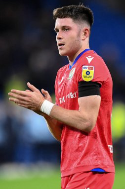 Blackburn Rovers 'dan Clinton Mola, Cardiff City Stadyumu, Cardiff, İngiltere' de oynanan 4 Ekim 202 'de oynanan Sky Bet Şampiyonası karşılaşmasında gezgin taraftarları alkışlıyor.