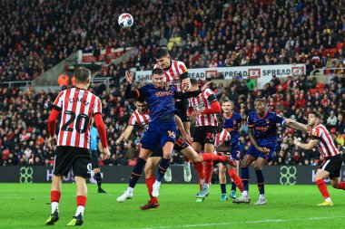 Blackpool 'dan Gary Madine # 14 ve Sunderland' dan Danny Batth # 6 Sky Bet Şampiyonası maçında Sunderland - Blackpool Stadyumu, Sunderland, İngiltere, 4 Ekim 202