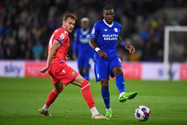 Cardiff City 'den Niels Nkounkou # 37, Cardiff City Stadyumu' nda Cardiff City - Blackburn Rovers maçında Ryan Hedges # 19 Blackburn Rovers 'ın baskısı altında.