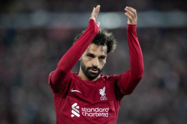 Liverpool 'dan Mohamed Salah # 11 UEFA Şampiyonlar Ligi karşılaşmasında Anfield, Liverpool, İngiltere' de Liverpool Rangers maçında destekçilerini alkışlıyor ve alkışlıyor.