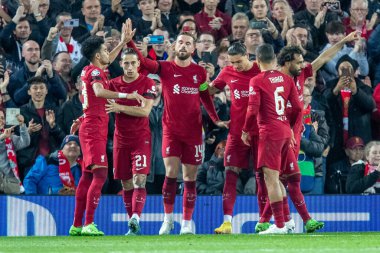 Liverpool 'dan Mohamed Salah # 11 takım arkadaşlarıyla yaptığı golü kutluyor ve UEFA Şampiyonlar Ligi maçında Liverpool, Liverpool, Liverpool, İngiltere' de 4 Ekim 202 'de Rangers' a karşı 2-0 'lık skora ulaştı.