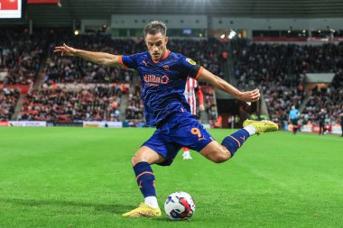 Blackpool 'dan Jerry Yates 4 Ekim 202' de İngiltere 'nin Sunderland şehrinde oynanan Sunderland-Blackpool maçında topu geçiyor.