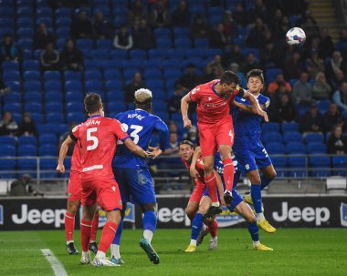 Blackburn Rovers 'dan Daniel Ayala # 4 Cardiff City' den Perry Ng # 38 Cardiff City 'den Cardiff City - Blackburn Rovers maçında yüksek topu kazandı, Cardiff City Stadyumu, Cardiff, Birleşik Krallık, 4 Ekim 202