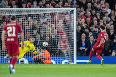 Liverpool 'dan Mohamed Salah # 11 penaltıyı alıyor ve UEFA Şampiyonlar Ligi karşılaşmasında 2-0 öne geçiyor Liverpool - Rangers Anfield, Liverpool, İngiltere, 4 Ekim 202