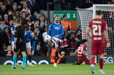 Rangers # 6 'dan Connor Goldson, Liverpool Şampiyonlar Ligi maçı sırasında Liverpool' a Anfield, Liverpool, İngiltere 'de 4 Ekim 2022' de oynanan Liverpool maçında hakem Clment Turpin 'e penaltı verdi.