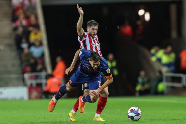 Blackpool 'dan Kenny Dougall # 12 Sunderland 11 numaralı Lynden Gooch tarafından oynanan Gökyüzü İddia Şampiyonası karşılaşmasında Sunderland - Blackpool Stadyumu, Sunderland, Birleşik Krallık, 4 Ekim 202