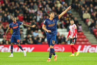 Blackpool 'dan Kenny Dougall 4 Ekim 202' de İngiltere 'nin Sunderland şehrinde oynanan Sunderland-Blackpool maçında takımına talimat veriyor.