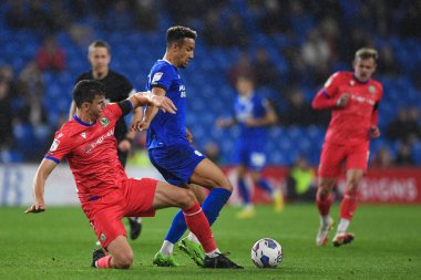 Cardiff Cityff City 'den Callum Robinson # 47 Sky Bet Şampiyonası maçında Blackburn Rovers' dan Daniel Ayala # 4 'ün baskısı altında Cardiff City - Blackburn Rovers, Cardiff City Stadyumu, Cardiff, Birleşik Krallık, 4 Ekim 202