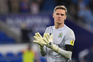 Blackburn Rovers 'dan Thomas Kaminski, Cardiff City Stadyumu, Cardiff, İngiltere' de oynanan 4 Ekim 202 'de oynanan Sky Bet Şampiyonası karşılaşmasında gezgin taraftarları alkışlıyor.