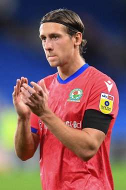 Blackburn Rovers 'dan Callum Brittain # 2, Cardiff City Stadyumu' nda Cardiff City - Blackburn Rovers maçında gezgin taraftarları alkışlıyor.
