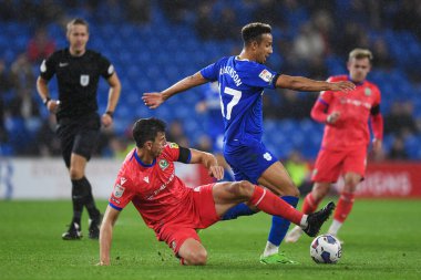 Cardiff Cityff City 'den Callum Robinson # 47 Sky Bet Şampiyonası maçında Blackburn Rovers' dan Daniel Ayala # 4 'ün baskısı altında Cardiff City - Blackburn Rovers, Cardiff City Stadyumu, Cardiff, Birleşik Krallık, 4 Ekim 202