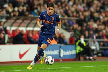 Blackpool 'dan Theo Corbeanu 4 Ekim 202' de Sunderland 'a karşı Blackpool Stadyumu' nda oynanan Gökyüzü İddia Şampiyonası maçında topla bir çıkış yaptı.