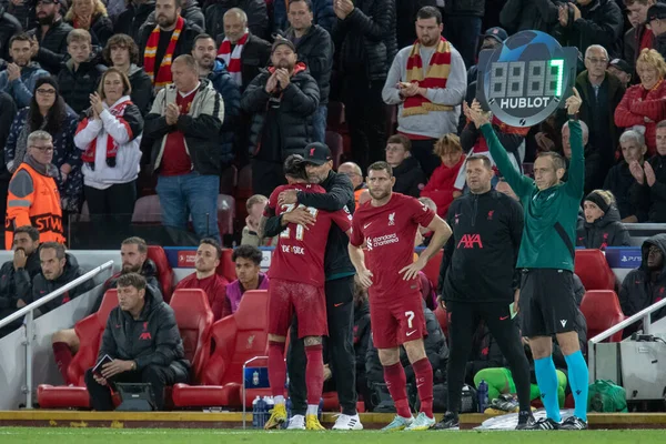 Jurgen Klopp Manager Liverpoolu Przytula Darwina Neza Liverpoolu Podczas Meczu — Zdjęcie stockowe