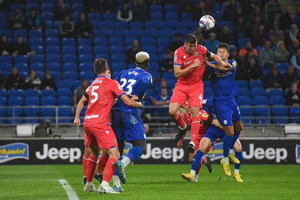 Blackburn Rovers 'dan Daniel Ayala # 4 Cardiff City' den Perry Ng # 38 Cardiff City 'den Cardiff City - Blackburn Rovers maçında yüksek topu kazandı, Cardiff City Stadyumu, Cardiff, Birleşik Krallık, 4 Ekim 202