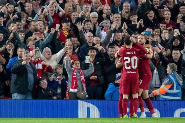 Liverpool Dan Mohamed Salah Takım Arkadaşlarıyla Yaptığı Golü Kutluyor Uefa — Stok fotoğraf