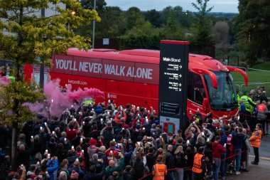 Liverpool FC takımı otobüsü Anfield Stadyumu 'na UEFA Şampiyonlar Ligi karşılaşması öncesinde Anfield, Liverpool, Liverpool, Birleşik Krallık' ta 4 Ekim 202 'de geldi.