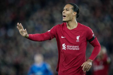 Liverpool Şampiyonlar Ligi karşılaşmasında Virgil van Dijk # 4 numaralı jest ve tepkiler Anfield, Liverpool, Birleşik Krallık 'ta Liverpool - Rangers maçında, 4 Ekim 202