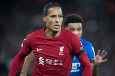 Liverpool 'dan Virgil van Dijk # 4 UEFA Şampiyonlar Ligi maçı sırasında Anfield, Liverpool, Birleşik Krallık' ta Liverpool - Rangers maçında, 4 Ekim 202