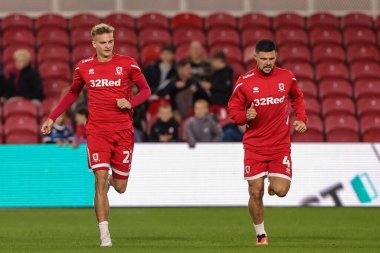 Middlesbrough 'dan Marcus Forss # 21 ve Middlesbrough # 4 Middlesbrough' dan Alex Mowatt # 4 maç öncesi ısınma sırasında Middlesbrough - Birmingham City Riverside Stadyumu, Middlesbrough, Birleşik Krallık, 5 Ekim 202