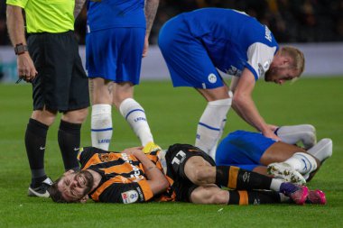 Hull City 'den 11 numaralı Dogukan Sinik, 5 Ekim 202' de MKM Stadyumu 'nda oynanan Hull City - Wigan Atletizm karşılaşmasında sakatlandı.
