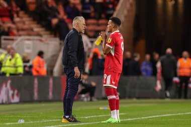 Middlesbrough 'un teknik direktörü Leo Percovich Middlesbrough' a Middlesbrough 5 Ekim 202 'de Riverside Stadyumu' nda Middlesbrough-Birmingham City maçında Middlesbrough # 9 numaralı Rodrigo Münih maçında talimat verdi.