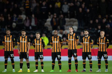 Hull City oyuncuları, 5 Ekim 2022 'de MKM Stadyumu' nda oynanan Hull City vs Wigan Athletic maçında Endonezya stadyumu felaketinde kaybedenleri anmak için bir dakikalık saygı duruşunda bulundular.
