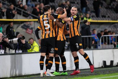 Hull City 'den Oscar Estupin takım arkadaşlarıyla yaptığı golü kutluyor ve 5 Ekim 202' de MKM, Hull, İngiltere 'deki Wigan Stadyumu' nda oynanan Sky Bet Şampiyonası maçında skoru 2-1 'e çıkarıyor.