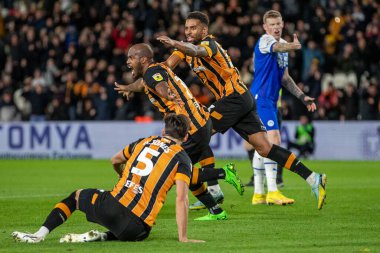 Hull City 'den Oscar Estupin golünü kutluyor ve skor 2-1 Hull City vs Wigan Athletic maçında MKM Stadyumu, Hull, Birleşik Krallık, 5 Ekim 202