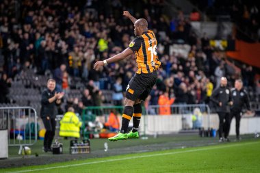 Hull City 'den Oscar Estupin golünü kutluyor ve skor 2-1 Hull City vs Wigan Athletic maçında MKM Stadyumu, Hull, Birleşik Krallık, 5 Ekim 202