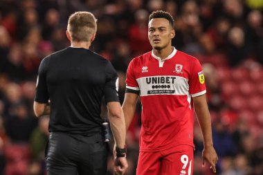 Hakem Michael Salisbury Middlesbrough 'dan Rodrigo Muniz ile konuşuyor. Middlesbrough - Birmingham City maçı sırasında Riverside Stadyumu, Middlesbrough, Birleşik Krallık, 5 Ekim 202