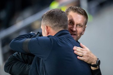 Birinci takım koçu Andy Dawson, Wigan Atletizm Ligi teknik direktörü Leam Richardson ile Hull City vs Wigan Athletic maçından önce 5 Ekim 202 'de MKM Stadyumu' nda karşılaşacak.