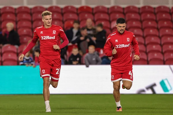 Middlesbrough 'dan Marcus Forss # 21 ve Middlesbrough # 4 Middlesbrough' dan Alex Mowatt # 4 maç öncesi ısınma sırasında Middlesbrough - Birmingham City Riverside Stadyumu, Middlesbrough, Birleşik Krallık, 5 Ekim 202