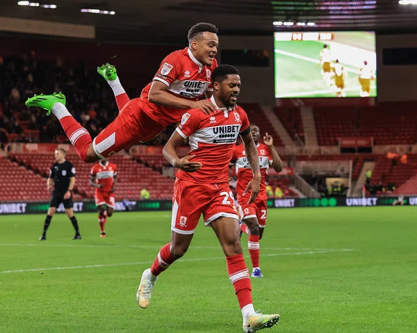 Middlesbrough 'dan Chuba Akpom # 29, Middlesbrough, Birleşik Krallık Riverside Stadyumu' nda Middlesbrough - Birmingham City maçında 1-0 kazanma golünü kutluyor.