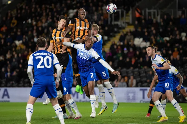 Hull City 'nin 19 numaralı oyuncusu Oscar Estupin, 5 Ekim 202' de Hull, İngiltere 'deki MKM Stadyumu' nda oynanan Wigan Atletizm maçının ikinci yarısında topu 2-1 önde götürüyor.